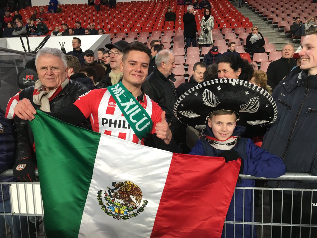 PSV's tweet image. Deze fans komen helemaal uit Mexico, speciaal voor Guardado en Moreno! #psvado