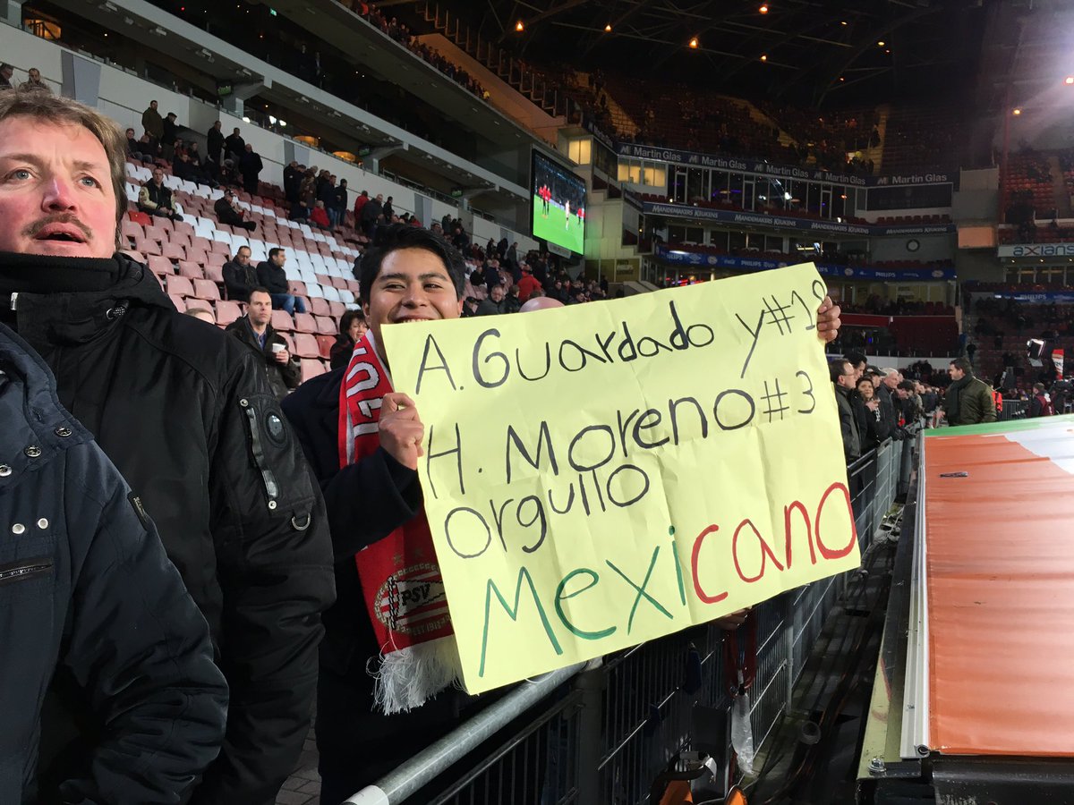 PSV's tweet image. Deze fans komen helemaal uit Mexico, speciaal voor Guardado en Moreno! #psvado