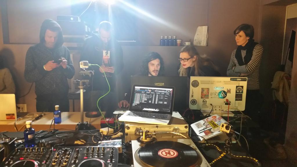 FLAMANTES_LIBRO's tweet photo. El #RAFlive de esta noche se retransmite por @captchafamily https://t.co/QdNjiiqTVs