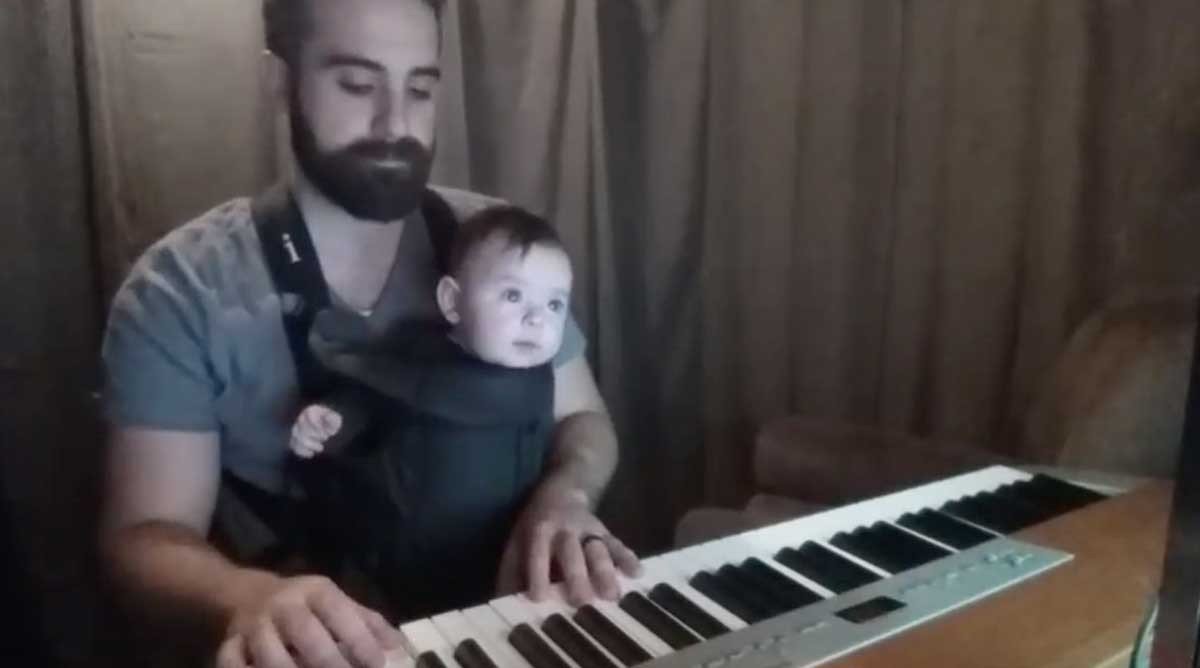 Upsocl's tweet photo. Alcanzó a tocar 7 notas de una canción de cuna, antes de que su adorable bebé cayera 100%... https://t.co/r9WtSEpCxu https://t.co/psNGiZ2K2v