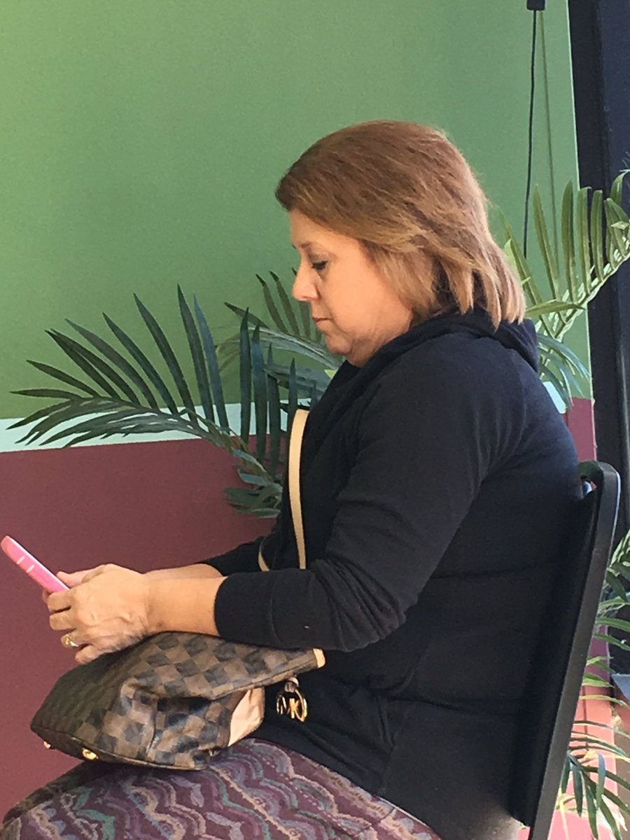 kkmooa's tweet photo. Moms on phones📲 https://t.co/GKwslQmIuW