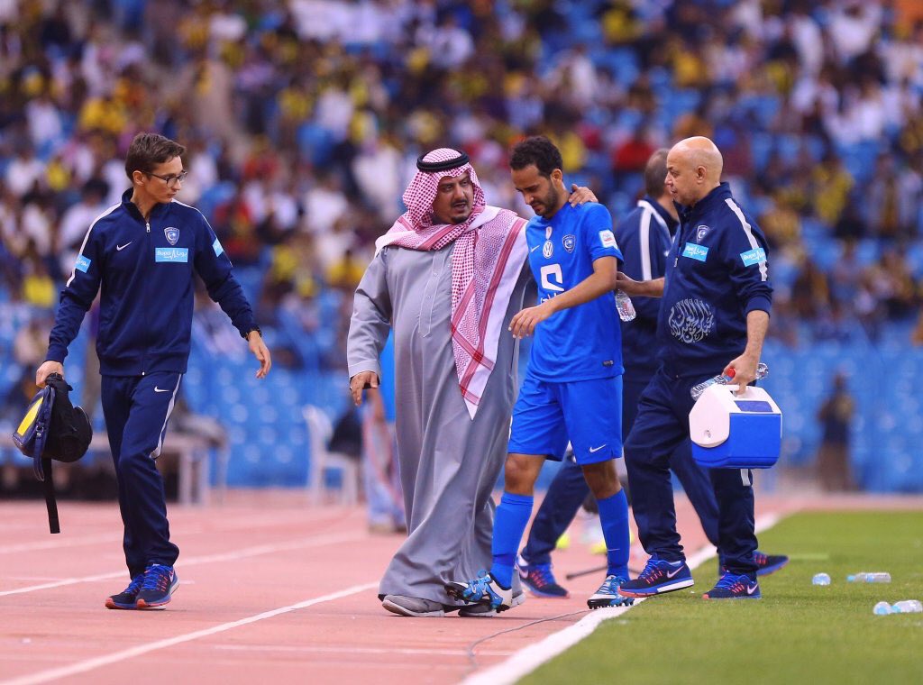 2_m07med's tweet photo. صور - تأثر عبدالله عطيف بـ الإصابة 💔💔.
-@iD7oMz https://t.co/9q1Ln9pgoZ