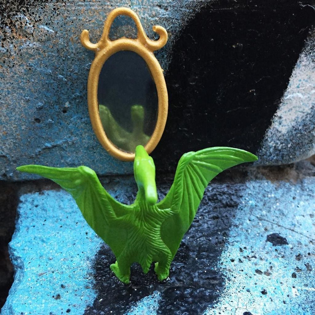 StArtEverywhere's tweet image. Mirror mirror by @tinkysonntag #tinkysonntag #blenderlane #streetartmelbourne  #melbournestreetart #urbanart #insta…