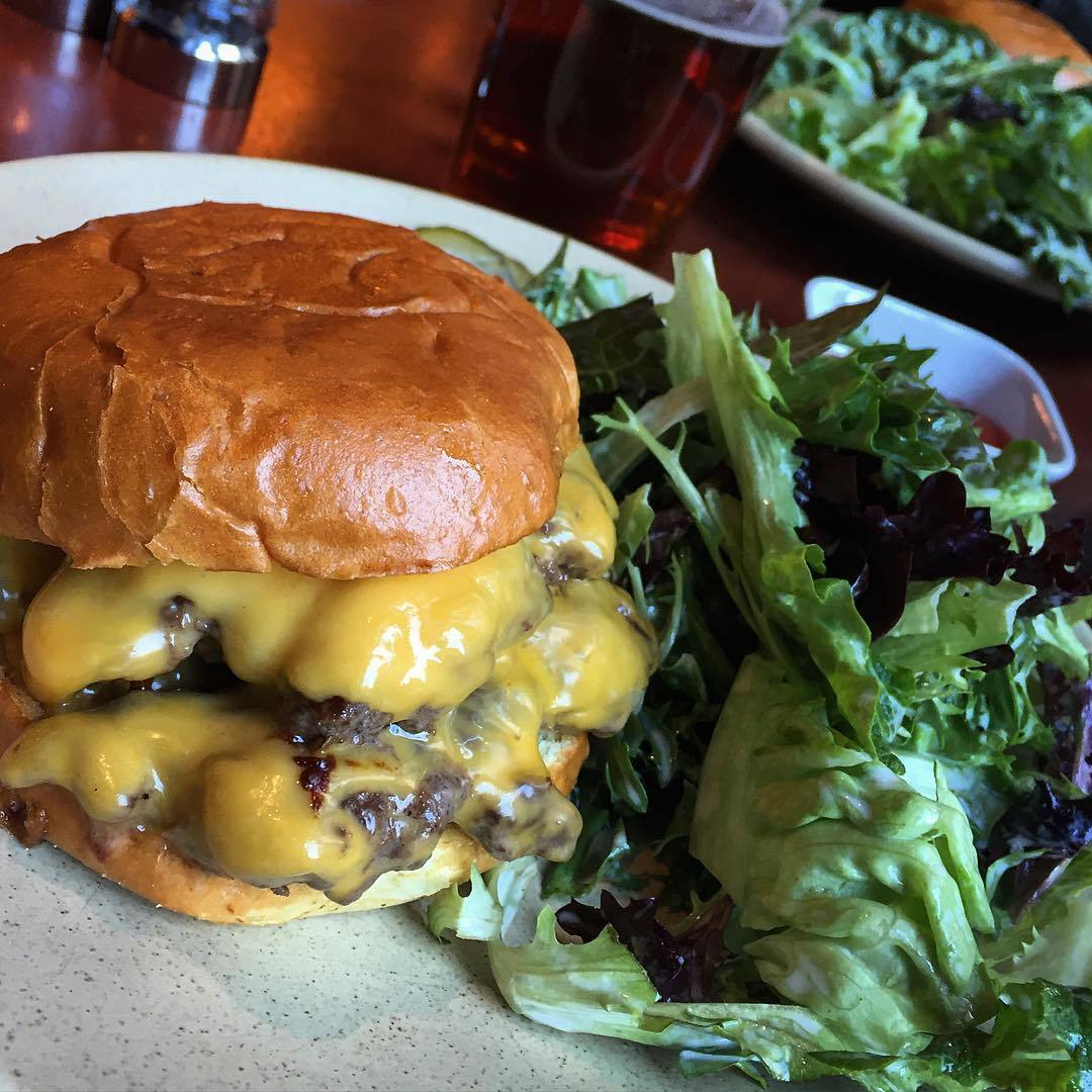bestfoodmlps's tweet photo. Cheeseburger from @ilforompls 📷 ig:bothrops1 https://t.co/RqiRb58dlz https://t.co/nG7n99epMI