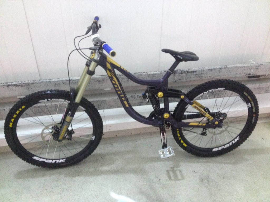 urr44's tweet photo. Bikewash with @parkourush after the first ride of the year! #Downhillmtb https://t.co/O9uMACp2iV