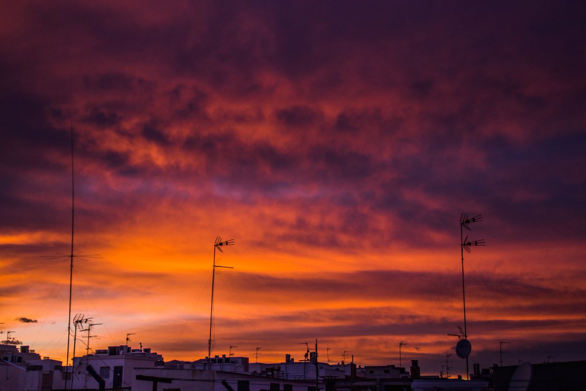 MeteOrihuela's tweet photo. Por fin una jornada más propia del #Invierno. Atardecer de hoy desde #Elche (#Alicante)!. Imagen: @Danielferrer28. https://t.co/mKQAhoBInt