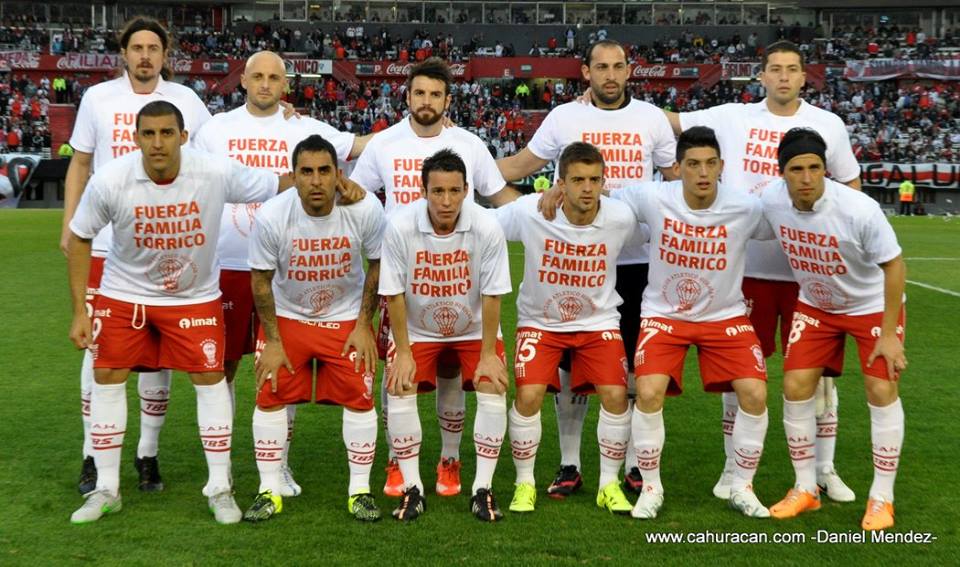 imageneshuracan's tweet photo. #LosClasicosSeGananCAH Mirá que distintos somos, orgullo quemero #Huracan #ClasicoDeBarrio https://t.co/PbUwXFCKMq