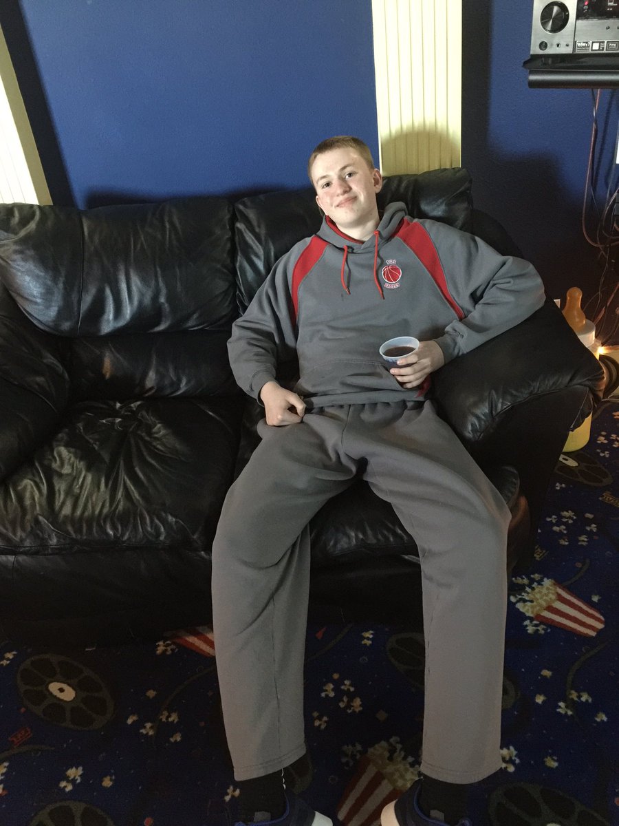 johnnyb32's tweet photo. Big man's couch #gimmethatdubtonight https://t.co/vKKm4LCZQn
