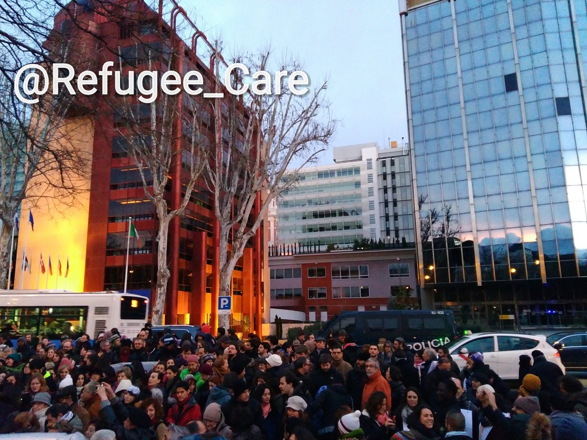 Refugee_Care's tweet photo. Buena respuesta en la concentración de Madrid #PasajeSeguro #27FPasajeSeguro #PasajeSeguroYA https://t.co/r1DeXqKTgw
