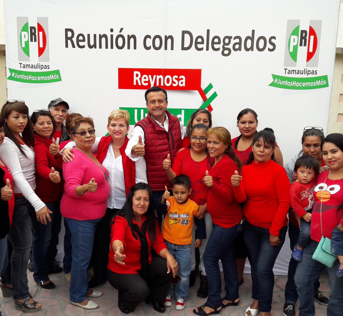 ReynosaPRI's tweet photo. En reunión con delegados de la zona 32 @ernestorobinson acompañado por #LindaMora https://t.co/T7VS9Huoyi
