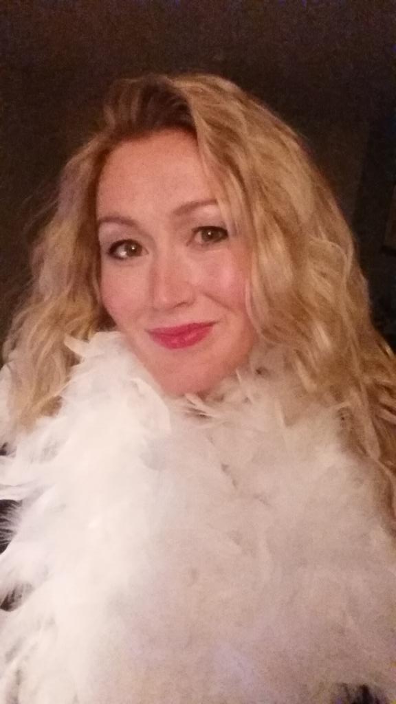 1_Diamond_Queen's tweet photo. #featherfun #Redlipstick https://t.co/nS9wbdmnSo