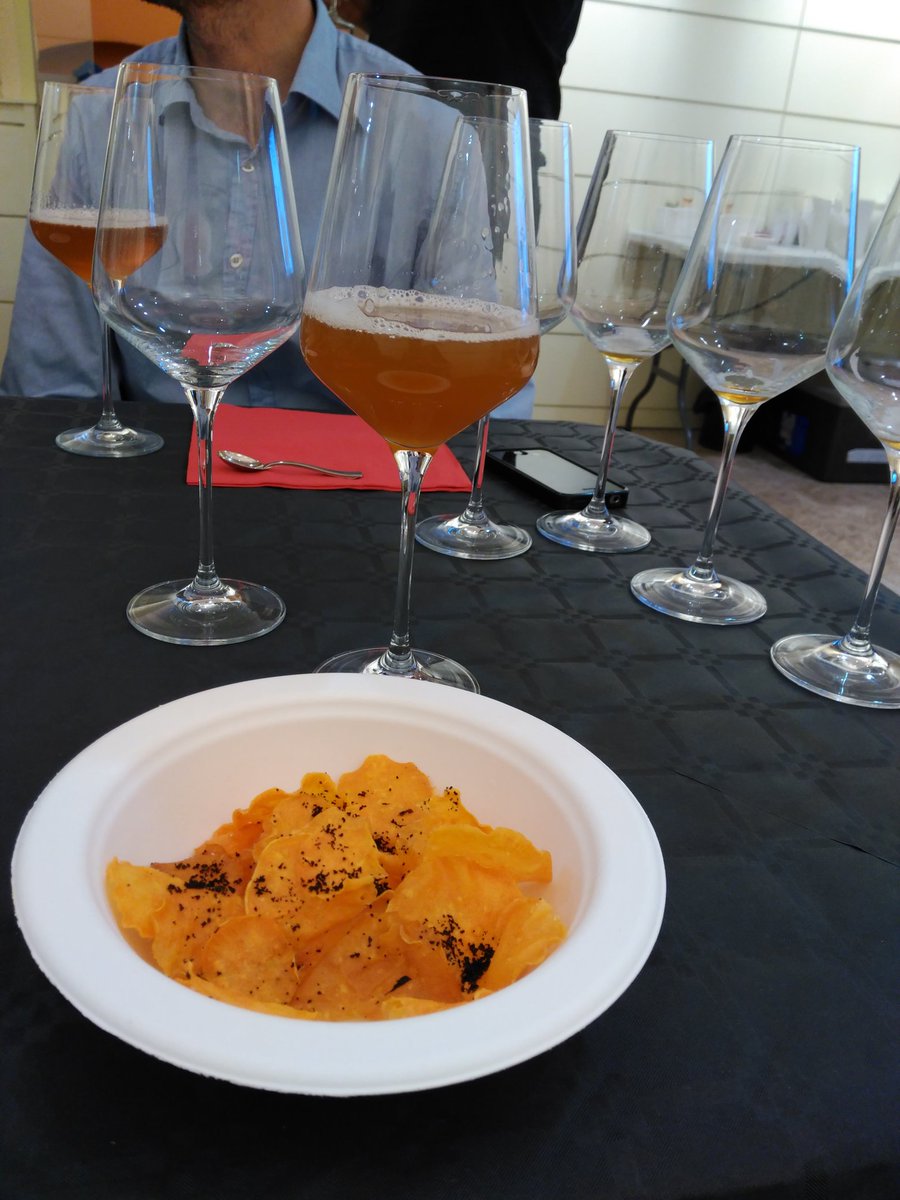 Xips de boniato amb pols de trompetes de la mort i oliva negra amb Hirundo #LesClandestines @LAlmosta <a href="/Bolkonsky/">Josep M. Gastó 🎗</a>