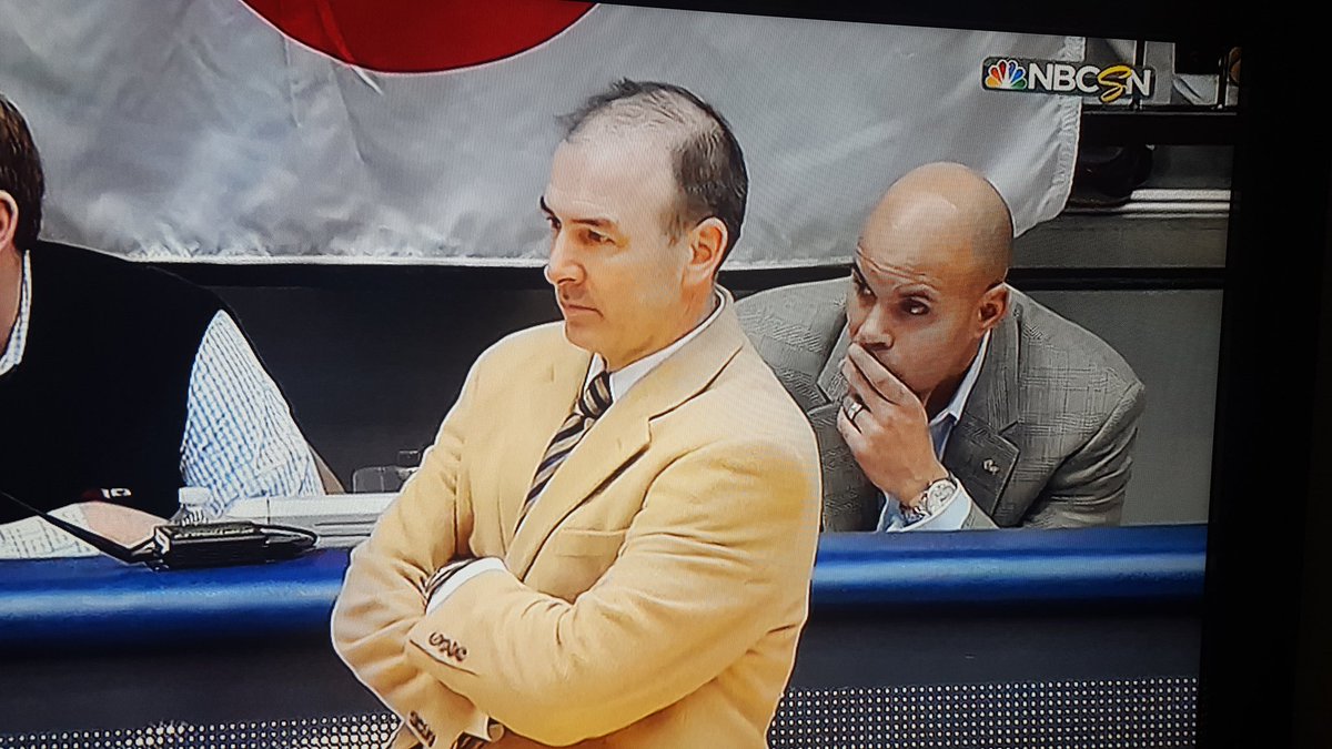 NickEilerson's tweet photo. What are you clinging to here, Mike? Let it go, man. You're old now. #balddenier #gwhoops https://t.co/B6yooG8hhD