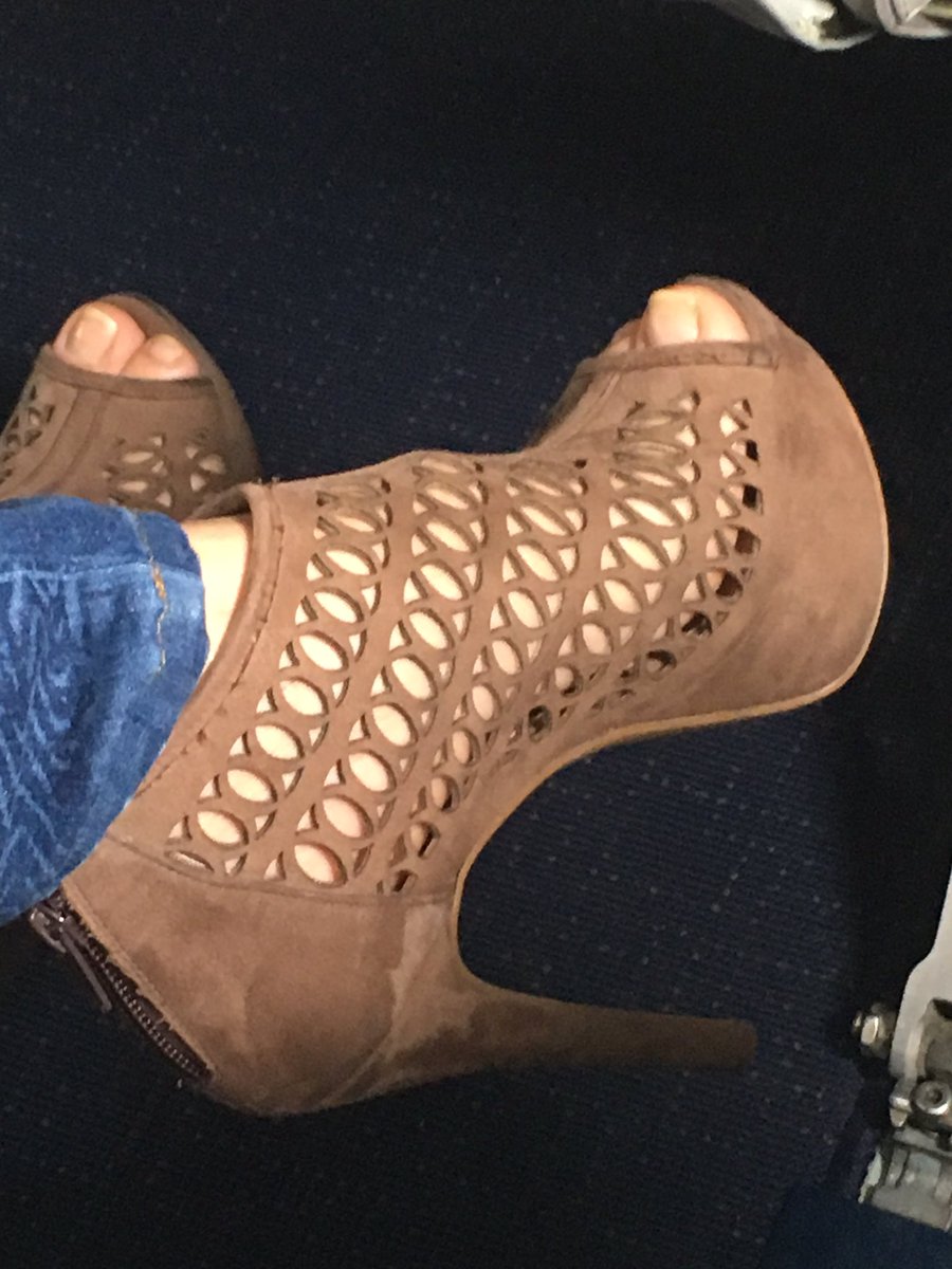 jessicaheels's tweet photo. Apto sandal https://t.co/vykYkPM94a