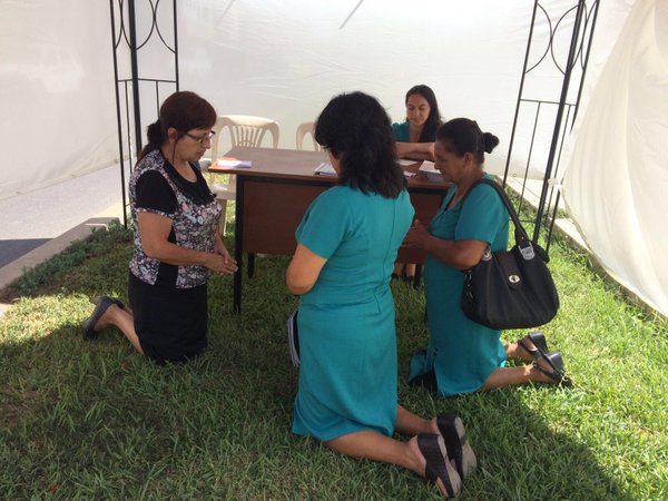elygedeon's tweet photo. En una de las principales avenidas de Chiclayo-iglesia Santa Victoria se instaló #CentrosdePoder #10DiasDeOracion https://t.co/BSTSWDfMp8