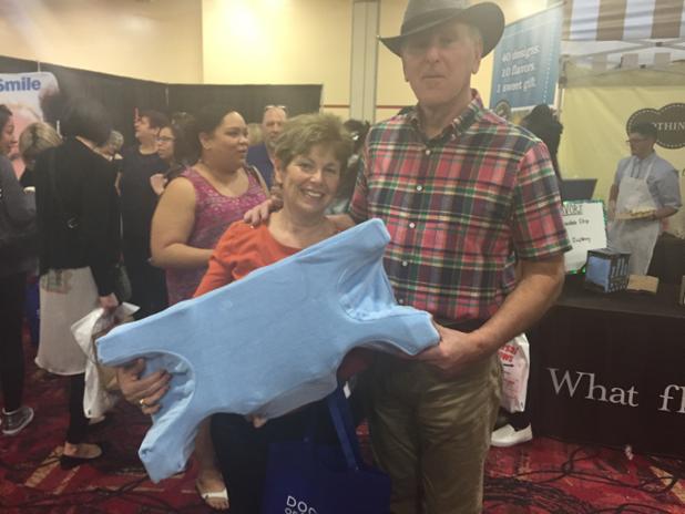 JuveRest's tweet photo. Thanks to Graylyn and Bob for stopping by to pose with #JuveRest The Sleep Wrinkle Pillow at #DivasDayOutLV! https://t.co/i4glLAekMY