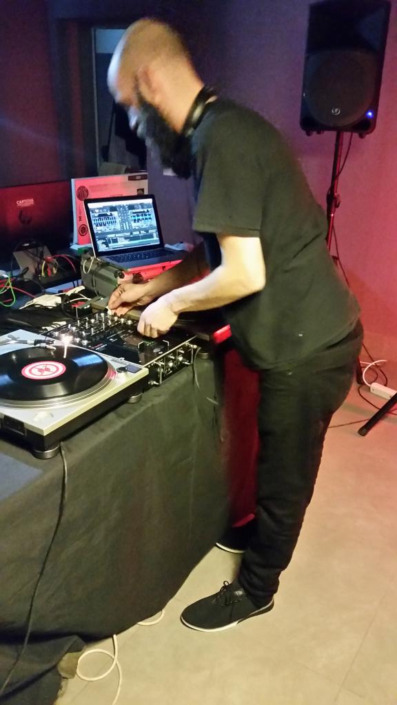 FLAMANTES_LIBRO's tweet photo. ¡Dimito preparandose el set! #RAFlive @Muroexe #RAF5 https://t.co/XR898qQ4a7