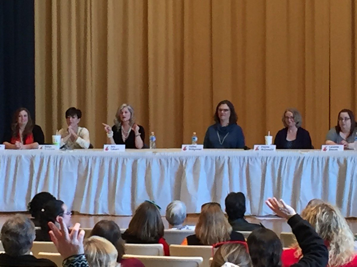 LinleeBookNook's tweet photo. Beautiful day in Midway. #PensOnFire Kentucky Romance Author Panel🖊📚 @MidwayUniv @WoodfordLibrary #KentuckyAuthors https://t.co/HNqguzPUm4