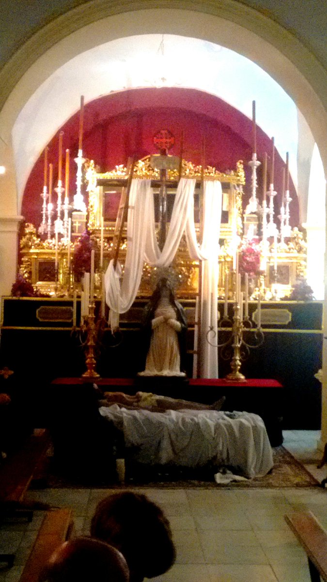 Ya esta listo nuestro altar a los Sagrados Titulares... Mañana a partir de las 11 h el besamanos