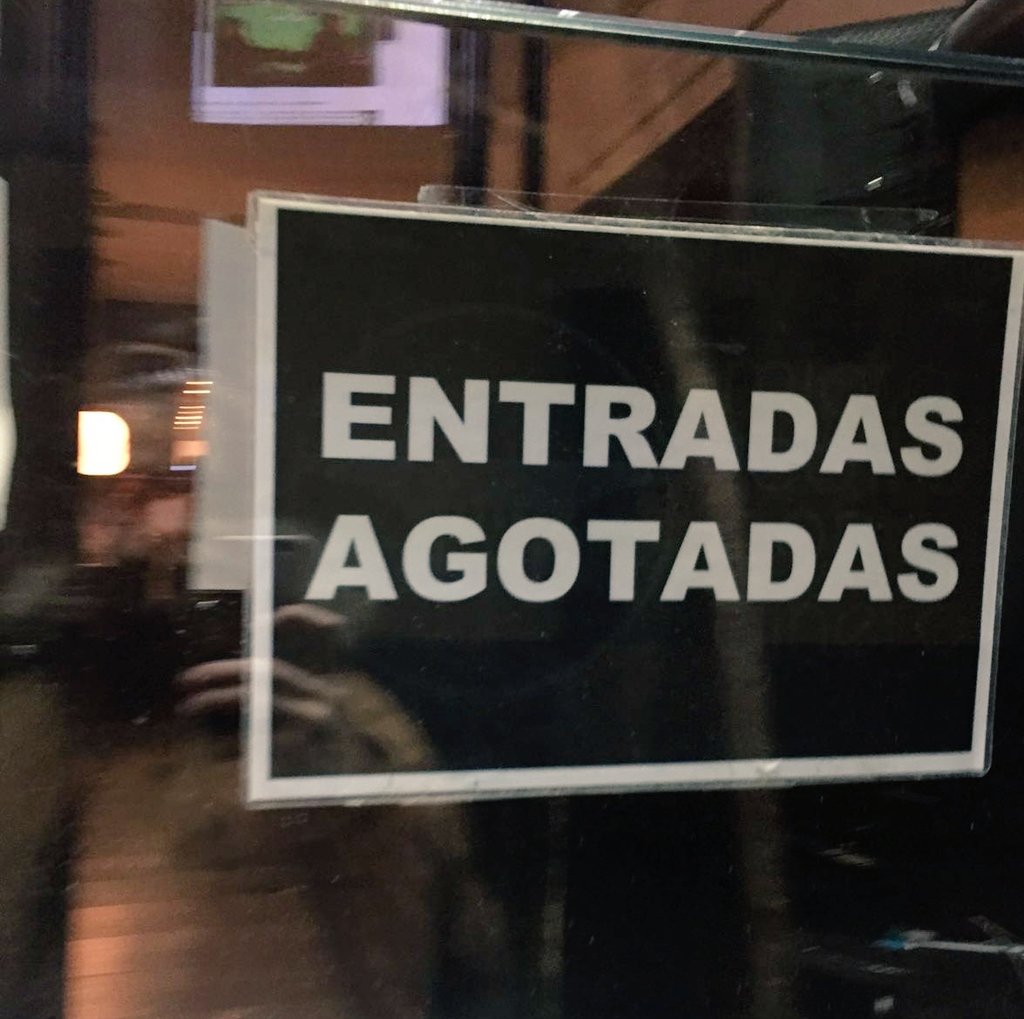 CamilaAlmeda's tweet photo. #MicroTiburones Me sé de una que se va hoy a dormir muy feliz. Gracias por venir a vernos en @microteatro :) https://t.co/ij7M30wvMP