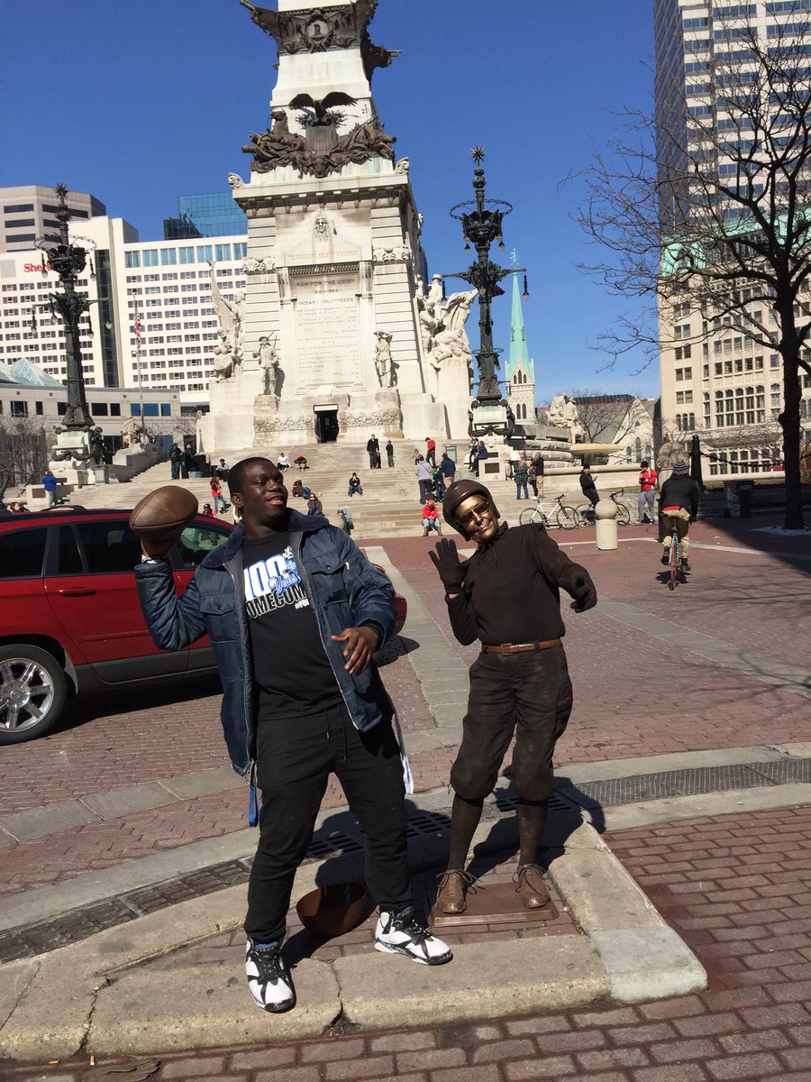 iTrackLawd's tweet photo. In downtown Indianapolis #2016NFLCombine https://t.co/vQk6WbdSRq
