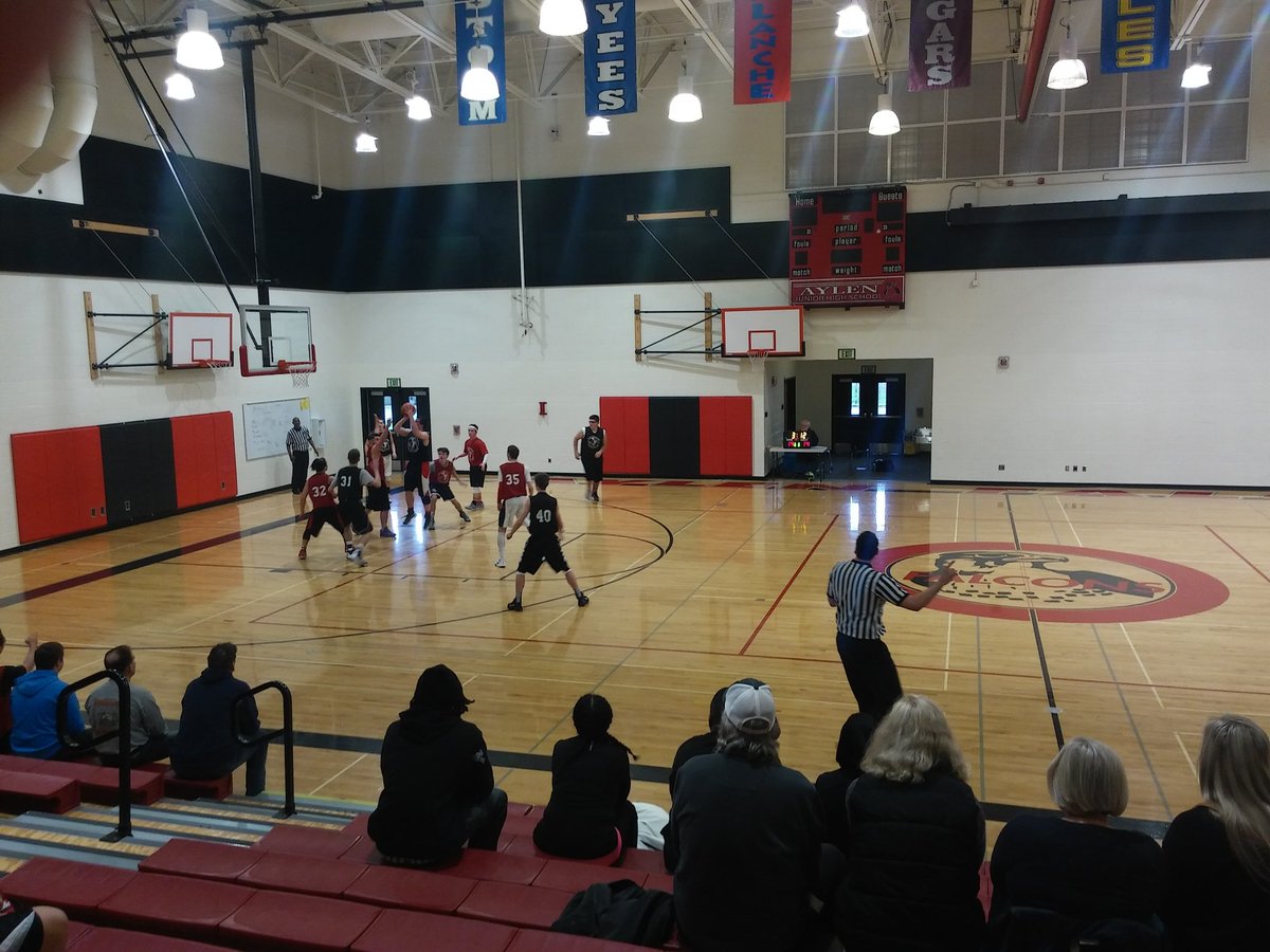 ReignEffect's tweet photo. Watching some Reign players thinking they are basketball players.Last game b4 baseball. #ThankGod #AlreadyLostOne https://t.co/S3Z7w4Ed0p