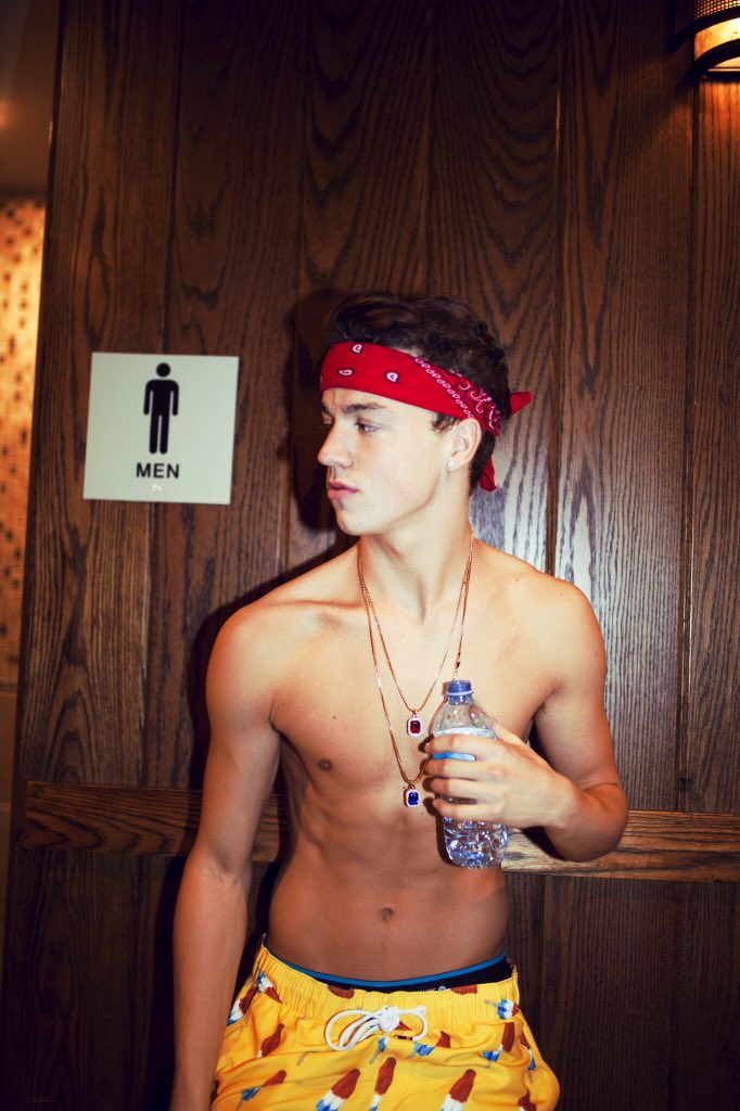 taylorcaniff's tweet photo. Catching some water backstage 🔑 https://t.co/yovoxbEtnE