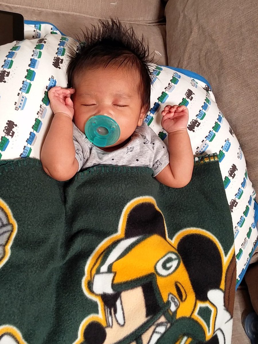 rin_mo23's tweet photo. Micah's lullaby #Hawaiianmusic maybe it's time to go back #packerbaby https://t.co/2YE9h31dEe
