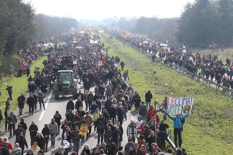 60 000 personnes disent NON au nouvel aéroport #NDDL contradictoire avec les objectifs de la @COP21 / 27-2-16 @RFI