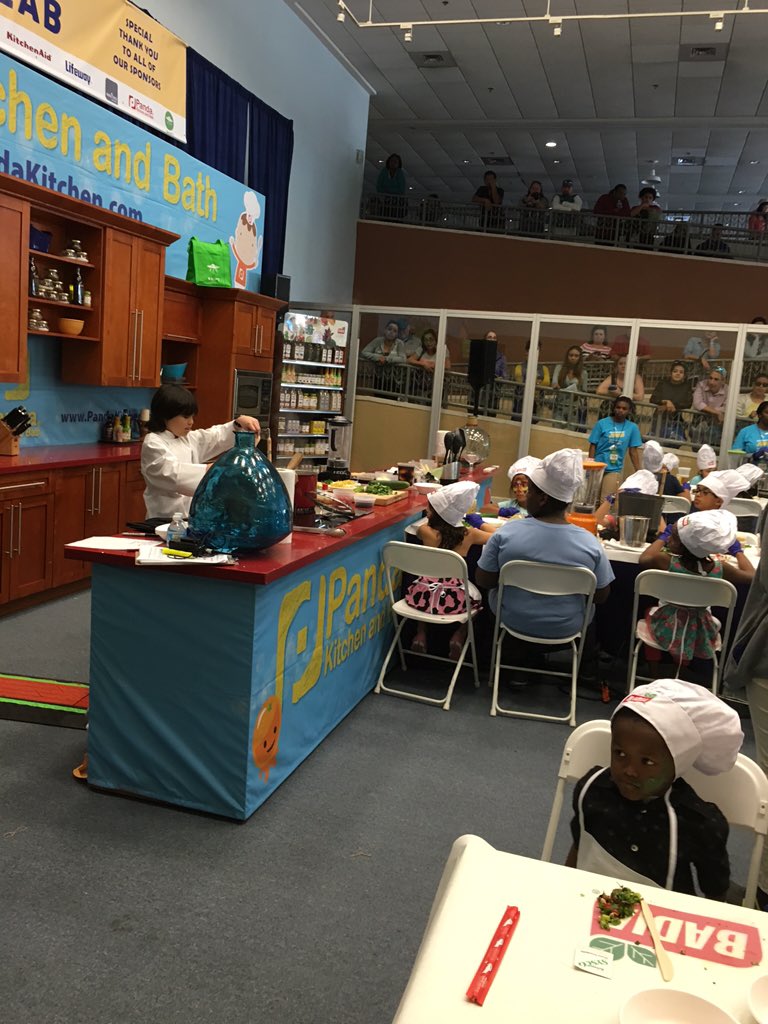 ChefJoshR's tweet photo. Badia Fun and Fit as a Family ramen demo #SOBEWFF #ramenclass @sunnoodles #ramen #jungleisland #tastethesun https://t.co/Vt6wTEDPUn