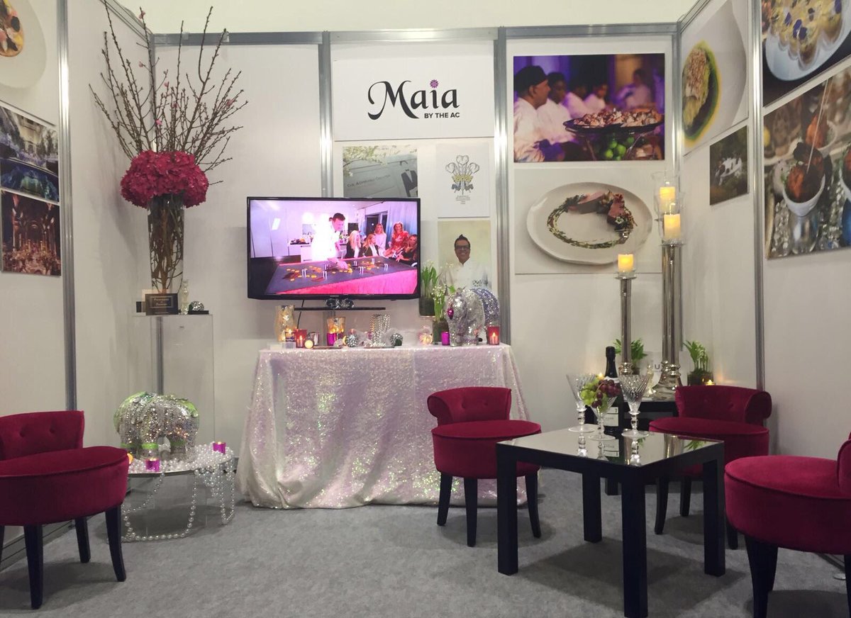 MaiabyTheAC's tweet photo. Floral arrangement from launch partner @PandPflowers looks stunning on our stand O12 #asianbridelive @ExCeLLondon https://t.co/OOsAOTcxNL