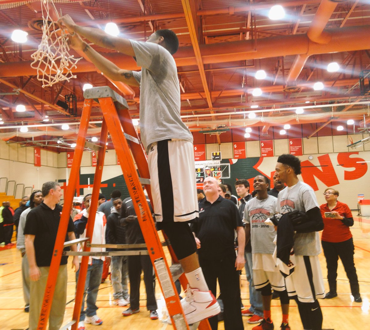 sinclairclarion's tweet photo. After an incredible 27-2 season for the @SinclairMBB we won our last game 91-78. Way to go!! #Sinclairpride https://t.co/Xyulqw38a2