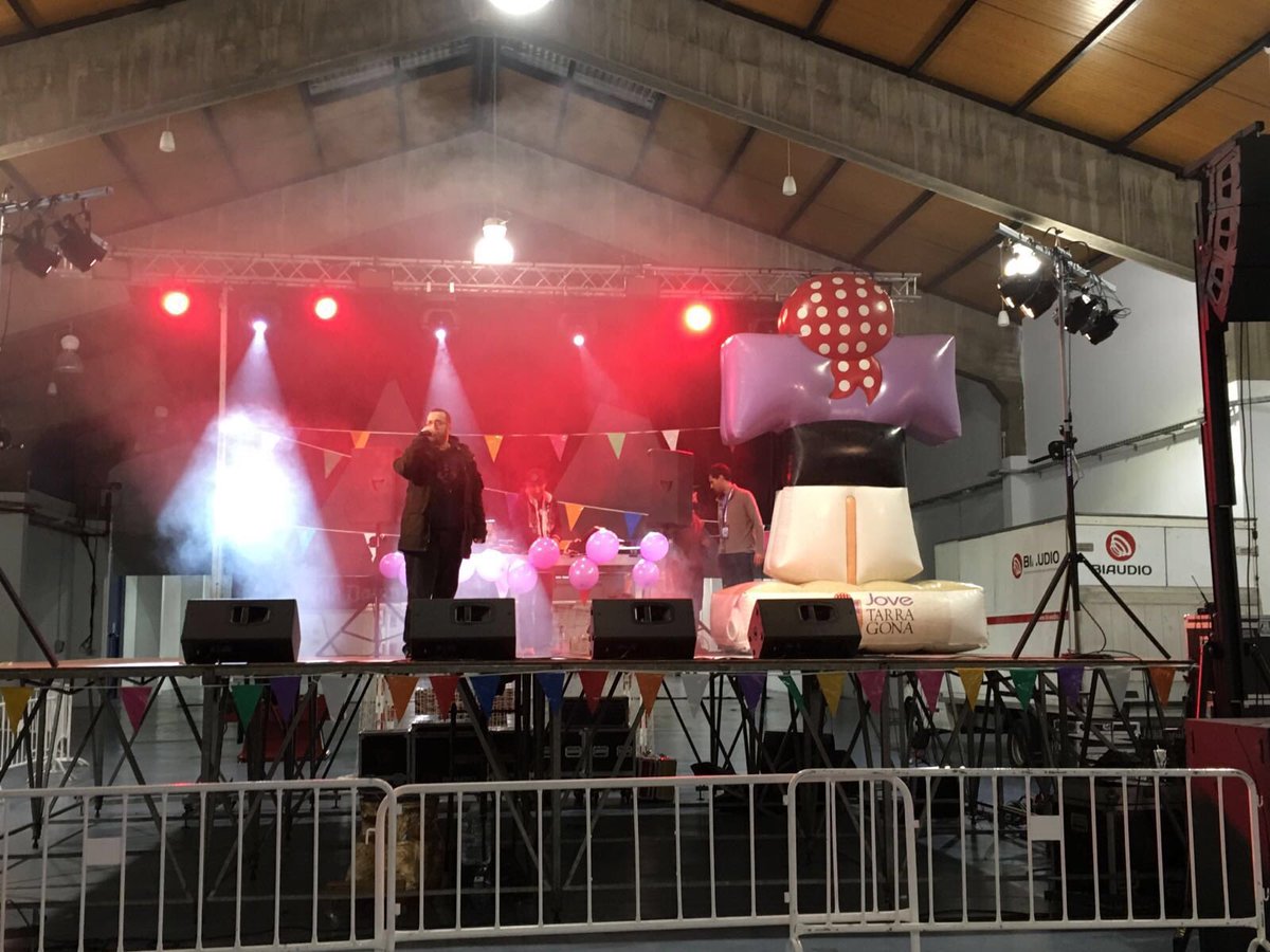 JoveDeTarragona's tweet photo. En res comencem la festa! #castellers #xvtfc https://t.co/jsTx9Ygin0