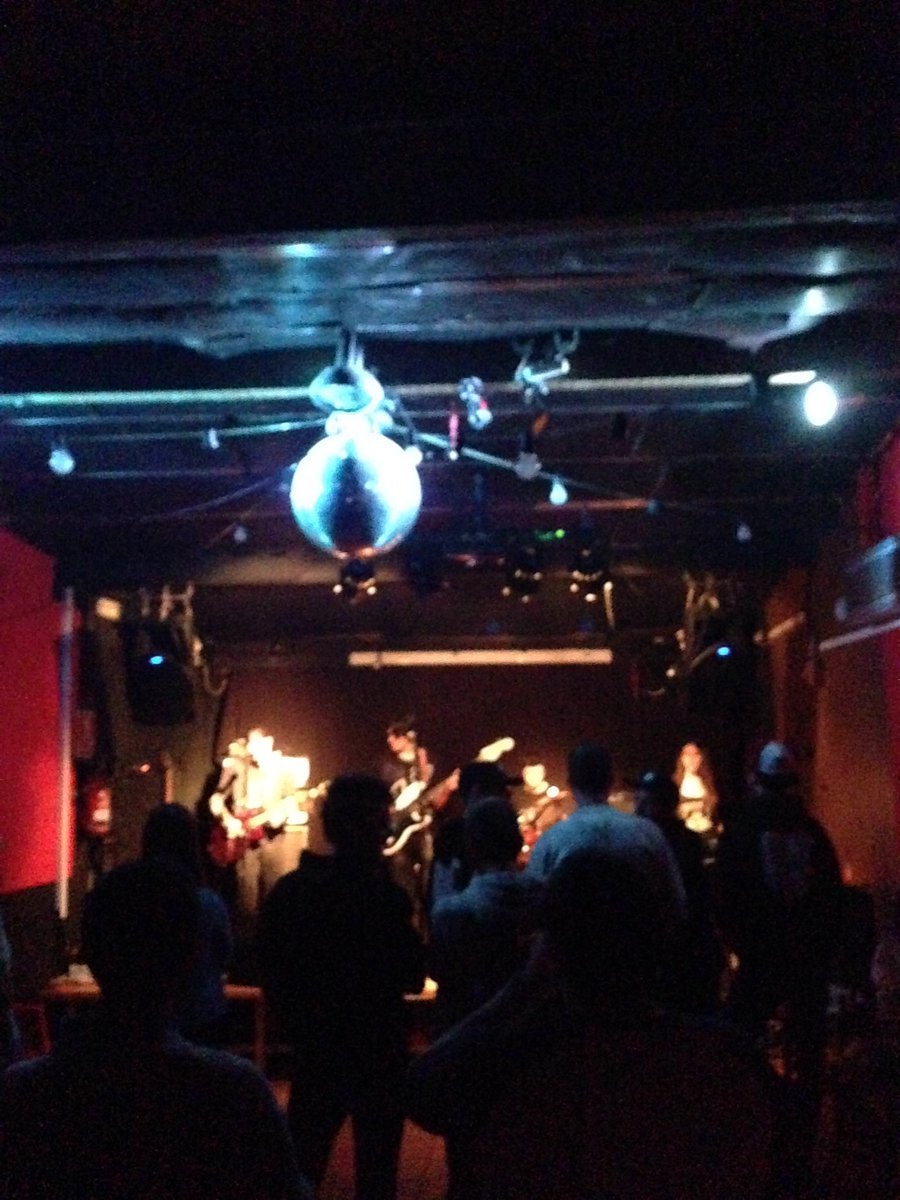 One-stone tower calentando el ambiente, estos chavales suenan de muerte!