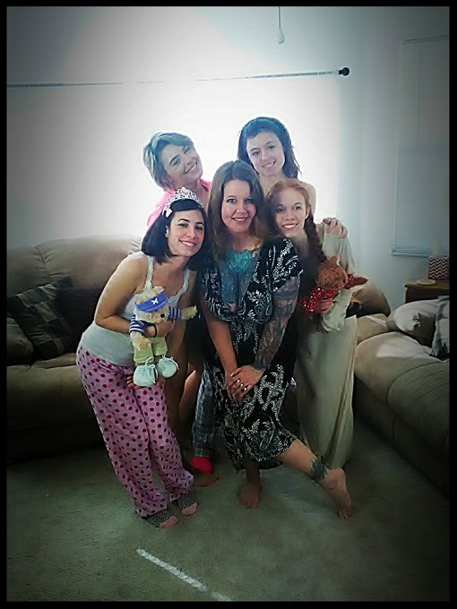 What a lucky lady I am playing w/these beauties today @DollyLittleXXX @norad0ll @VictoriaRyanxxx @Cassidy_Blanc<a href="/tag/sensualdomination"class="tags"><span>#sensualdomination</span></a>