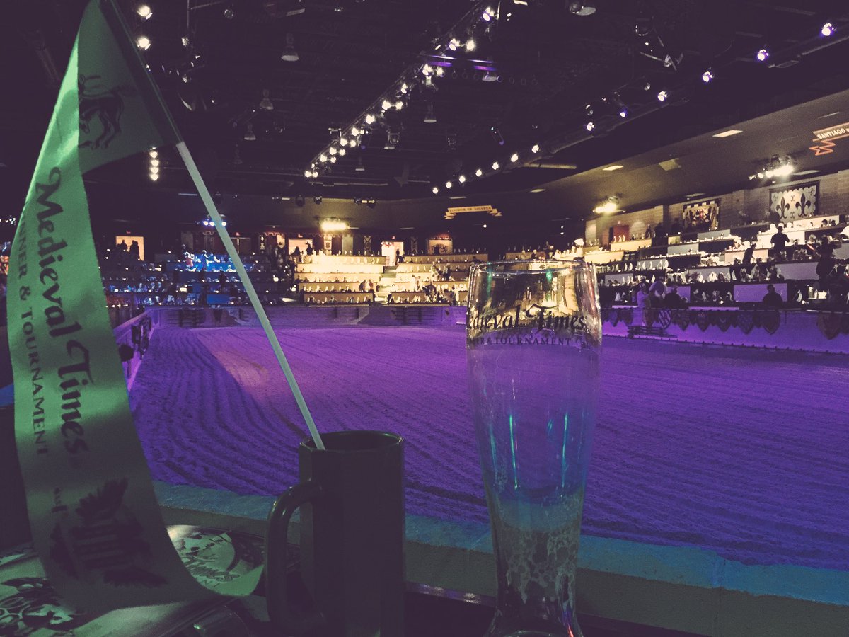 Darkside's tweet photo. Go green night #MTFun https://t.co/yxI6VJp9mV