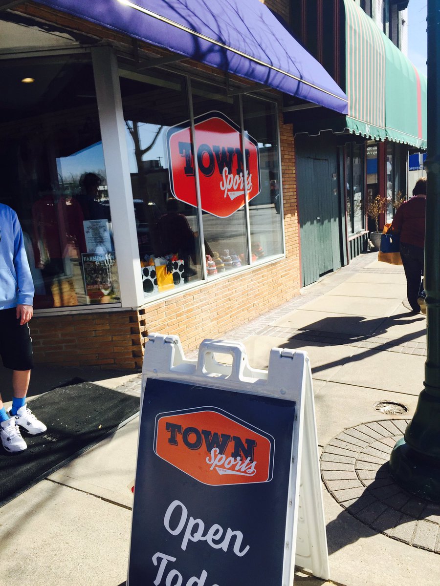 FarmtownJon's tweet photo. @smbizrevolution Enjoyed some small biz shopping in Farmington, MN today. #TownSports #smallbusinessrevolution https://t.co/JiffaIW7sq