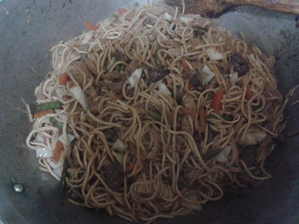 jeffnini2002's tweet photo. @ZoraidaNuguid @nimary74 @pam_sum @MarbenD2607 @mien0402 @victorianoisy pancit canton #ABSCBNHOPELESS https://t.co/qursLbEeIo