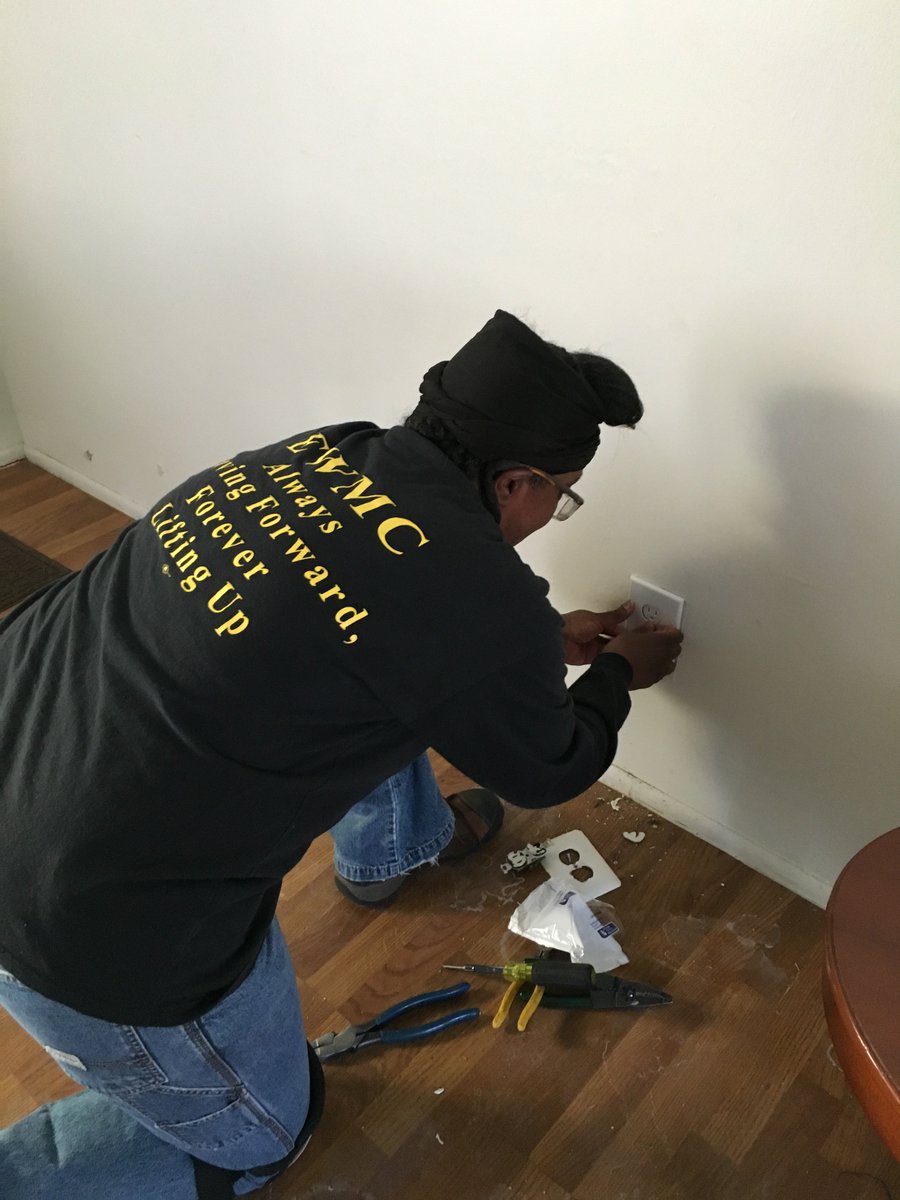 58_ibew's tweet photo. #IBEW Local 58 Community Service lending a hand to American Veterans. https://t.co/aedVP3cJsu