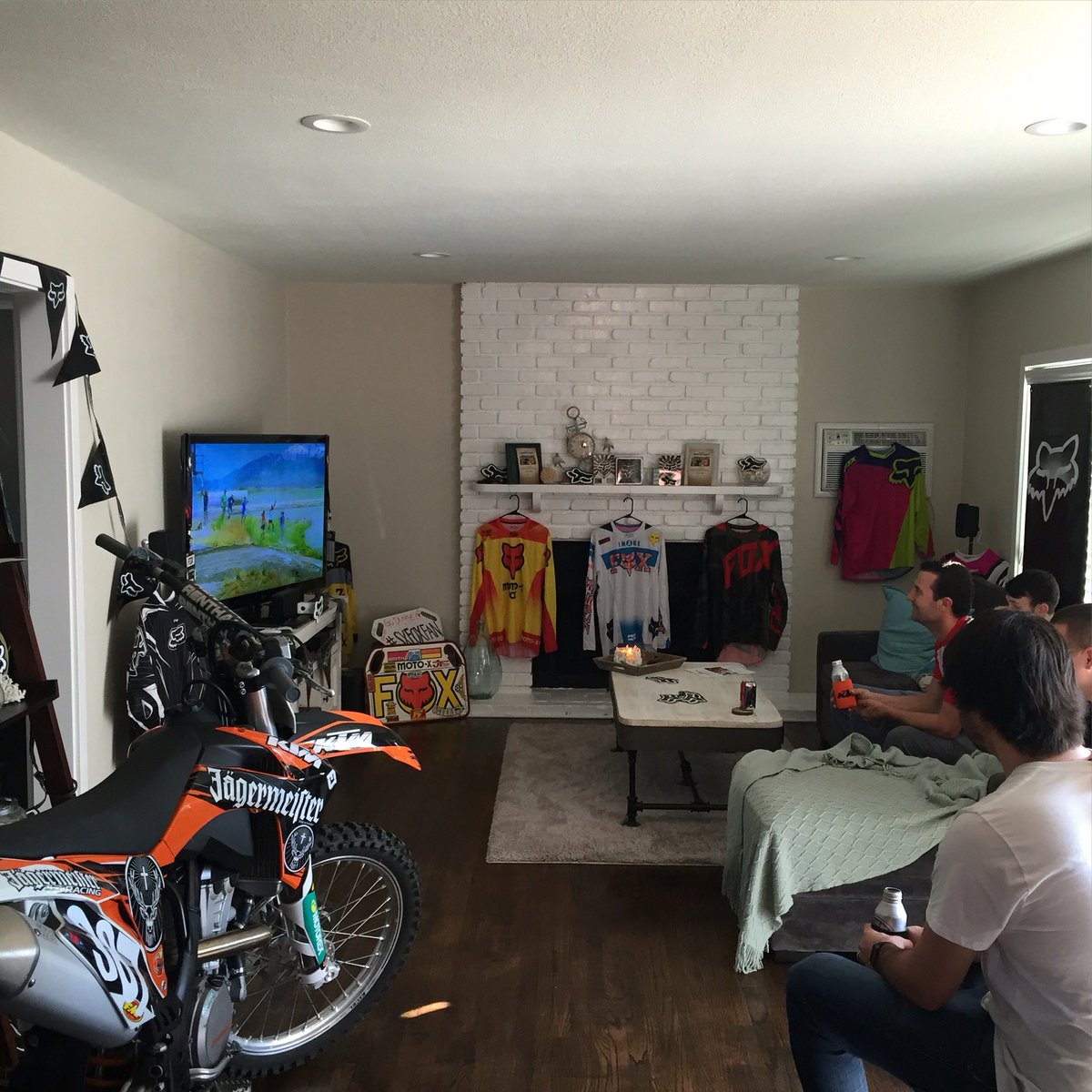 TheNightPutter's tweet image. The crew starting to roll in for the inaugural @foxheadinc SX viewing party!!! #SXFoxfan #liveforit