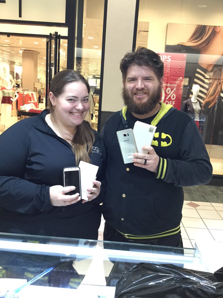 eastview_2's tweet photo. No more horrible Verizon for this couple Savin over 50  % by switching 🤑🤑🤑🤑 @SprintMWLS https://t.co/m13QQmUEcd