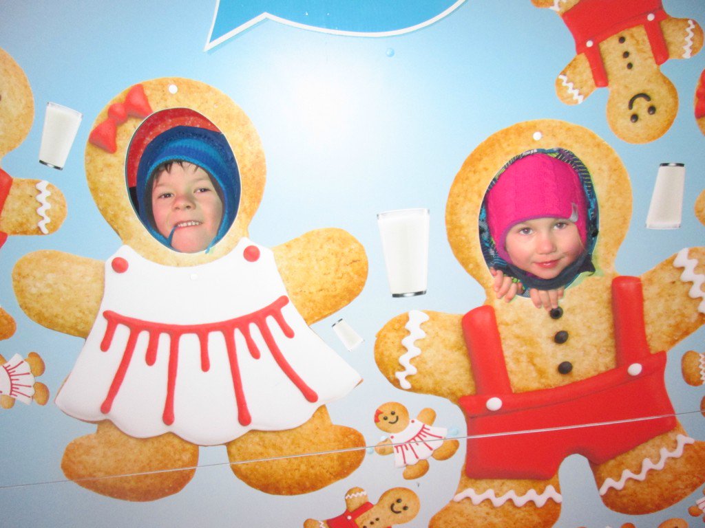 GABuckles's tweet image. Nos pains d'épices!  Go Nuit Blanche!  #LeLaitenLumiere #MTLMoments