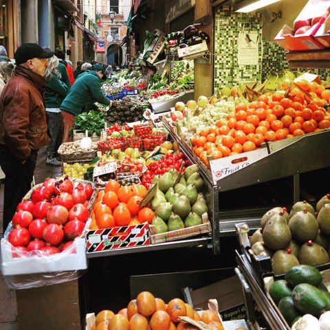 Colorful Italian street #market in #Bologna 🍏
In #EmiliaRomagna we call these stands #botteghe ;)
pic. <a href="/alfamag/">alfamag</a>