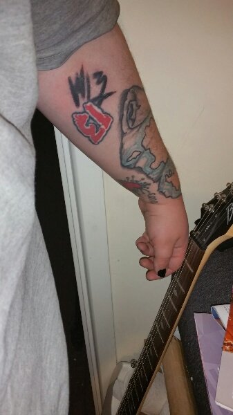 ItsCalledMyMind's tweet photo. @officialwed13 I tattooed where you signed my arm last night in MK. 
 So happy to finally meet you #onehappyNCguy https://t.co/X4ZV4Xb4wP