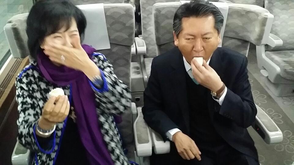 <광주에서 만날까요?>이이제이 공개 콘서트. 오늘오후 2시 김대중컨벤. 이작가, 손혜원, 표창원, 도종환, 정청래 출연. 광주행 KTX, 기차안에서는 역쉬 계란이 쵝오. 콘서트장에는 인파가 쵝오. 오실꺼죠?