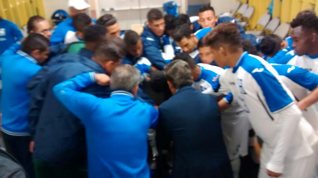 FFH_Honduras's tweet photo. Los muchachos dedican el juego al Todopoderoso. https://t.co/LoLftLCq9P