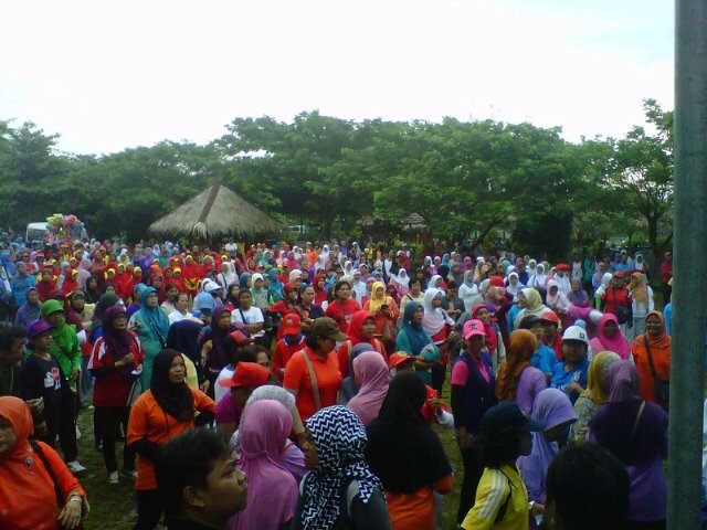 Peserta senam sehat mulai merapat ke Pavajo.. Masih hiburan, yuk merapat...