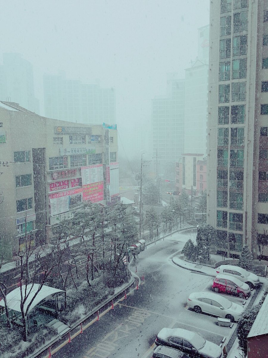 strawberryLJH's tweet photo. 눈이 이만큼..!!! 🙊 https://t.co/ABUSCRCXoB