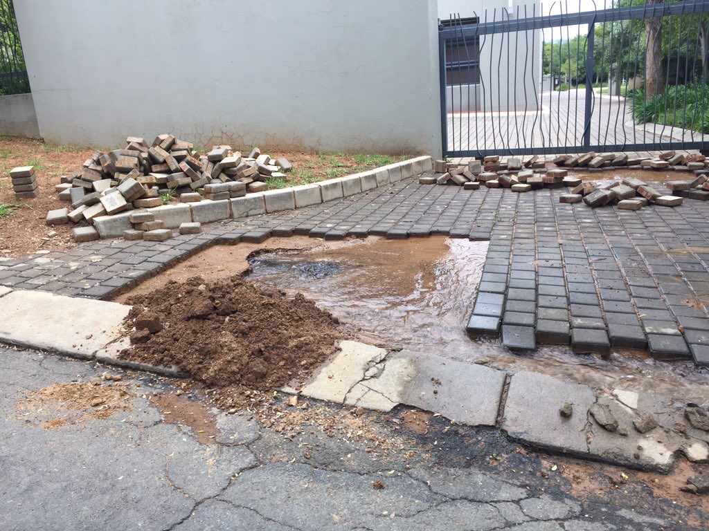 ShortieArlow's tweet photo. @jhbwater this is now going for 2 days i know about and so we save water https://t.co/7cR3EyZauj