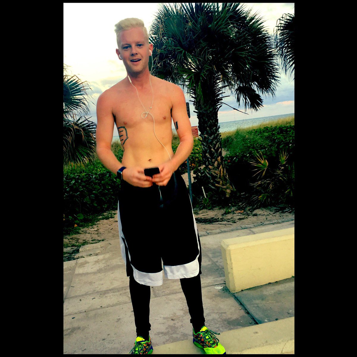 jquick_'s tweet image. What a day for a beach run 😅🏃🏼#platinum